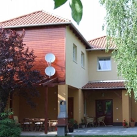 Ilona Apartmanhaz Комаром Екстер'єр фото