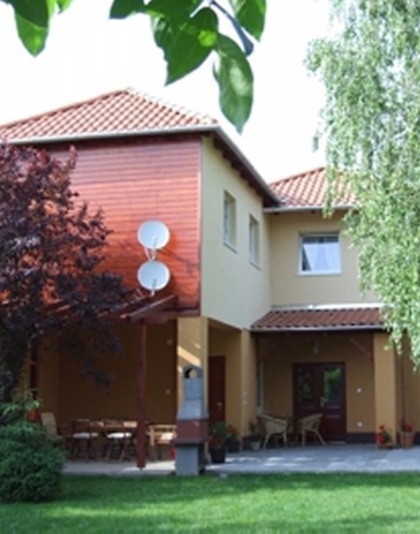 Ilona Apartmanhaz Комаром Екстер'єр фото