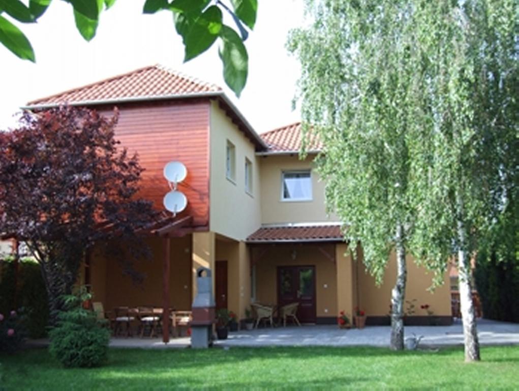 Ilona Apartmanhaz Комаром Екстер'єр фото